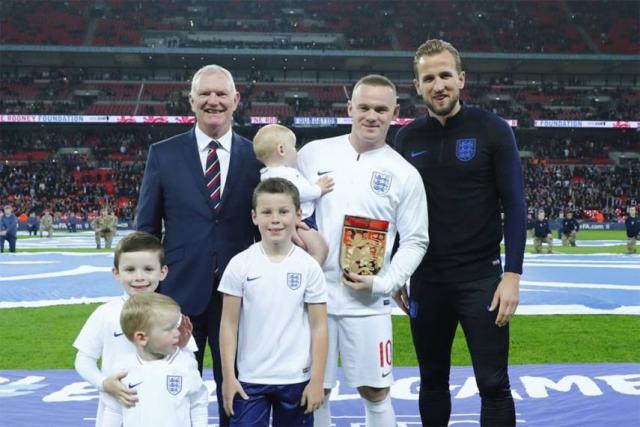 Wayne-Rooney-Farewell-Roone_571_855.jpg